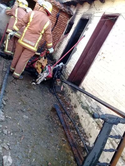Mujer pide ayuda tras perder todo en incendio de su vivienda en Carapeguá