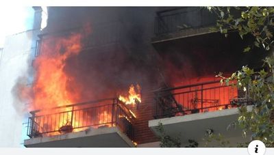 Estaba quemando las cartas de amor de su ex novio pero terminó incendiando el departamento entero