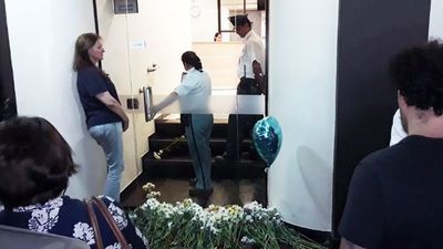 Con flores blancas y al grito de “Ni un Renato más”, piden justicia frente al Migone