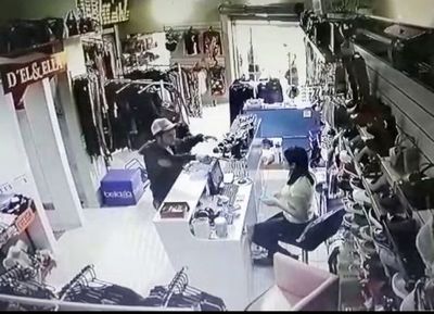Motochorros “golpean” en una tienda en Santaní