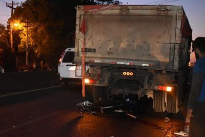 Motociclistas chocan contra camión en la PY-02 y el tránsito queda congestionado