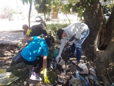 Grupo juvenil colorado limpió parte de cauce hídrico