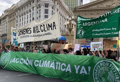 Miles de jóvenes marcharon en Buenos Aires contra el cambio climático