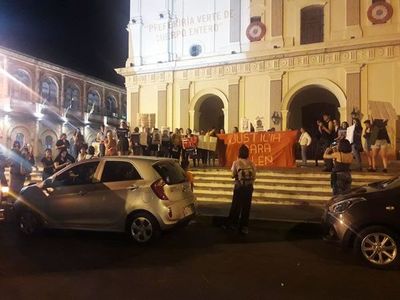 Manifestación frente a la Catedral y la UCA pidiendo renuncia de Kriskovich