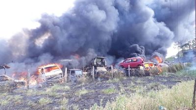 Treinta vehículos incendiados en CDE