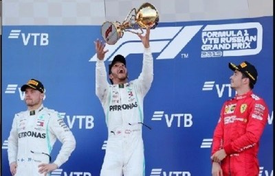Hamilton se aprovecha de los líos de Ferrari