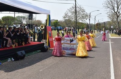 Colorido desfile en Ayolas