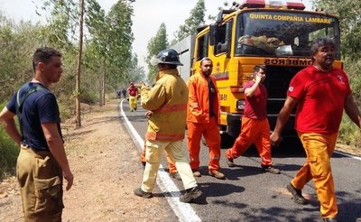 Por tierra y aire combaten incendio en el Parque Guasu •