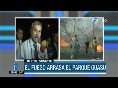 Mario Abdo apoya a bomberos durante el incendio en el Parque Guasú