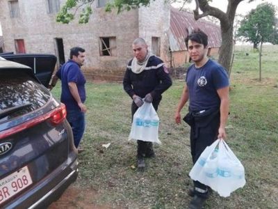 Asisten a bomberos voluntarios en zona de incendio