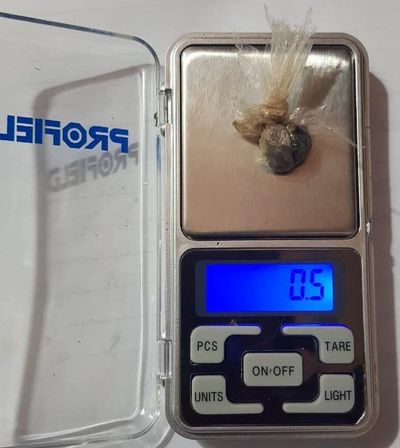 Detienen a un hombre por tener consigo medio gramo de marihuana