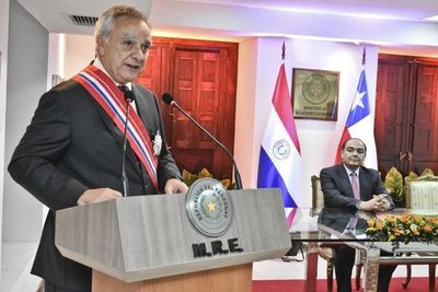 Gobierno condecora a embajador de Chile y reconoce cooperación