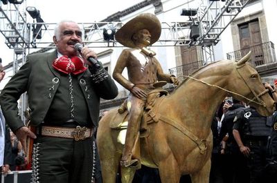 Vicente Fernández vuelve a los escenarios durante un homenaje en México