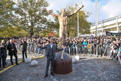 Ibrahimovic inaugura estatua suya en Malmoe