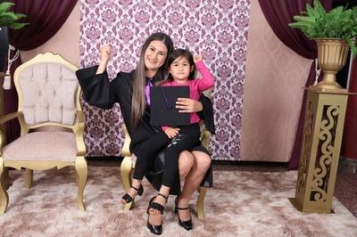 Le dijeron que no iba a graduarse por tener una hija, pero demostró lo contrario
