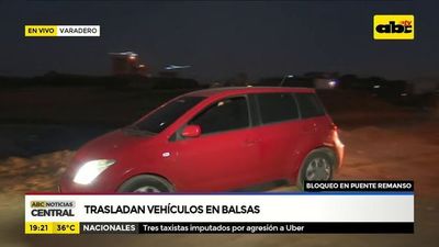 Trasladan vehículos en balsas