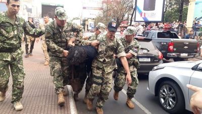 Paseros solicitan liberación de un líder sin tierra cortando la super carretera