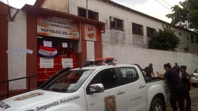 Alumnos toman la Escuela Nacional de Comercio Nº 3