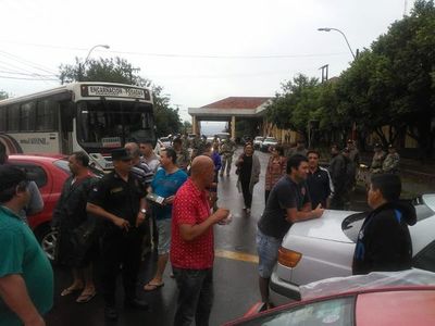 Paseros cierran acceso al puente en Encarnación