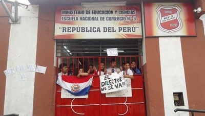 HOY / Alumnos de Comercio 3 toman el local: exigen al MEC que designen a un director