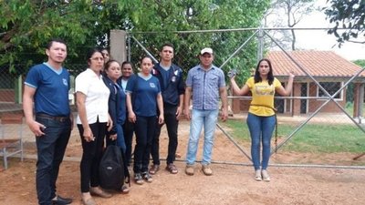 Madre se encadena por el portón de una escuela en reclamo a la falta de docentes