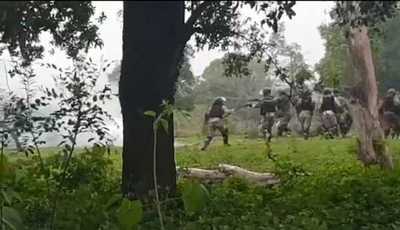 Balines de gomas y piedras en enfrentamiento entre policías y tomateros