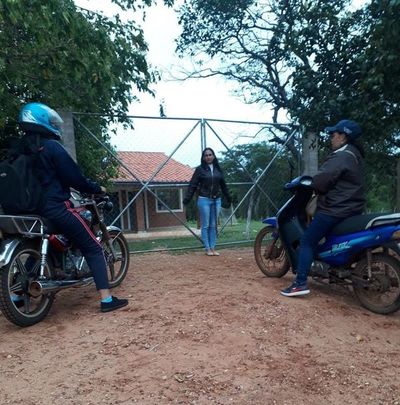 Mujer sigue encadenada a una escuela por falta de docentes