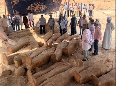 “El mayor descubrimiento en años”: hallaron 20 féretros de madera en Egipto y están en perfecto estado