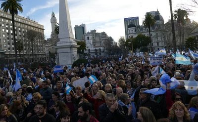 Miles de argentinos salen a apoyar a Macri en todo el país