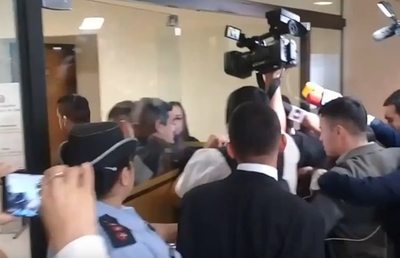 Con prepotencia, Portillo se blinda en sus guardias y llega tarde a la sesión