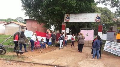 Alumnos toman institución educativa en Itauguá