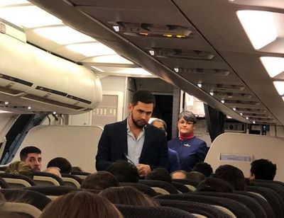 “Vende patria”, “bandido” y “asesorete”: Así escracharon a “Joselo” en vuelo camino a Paraguay