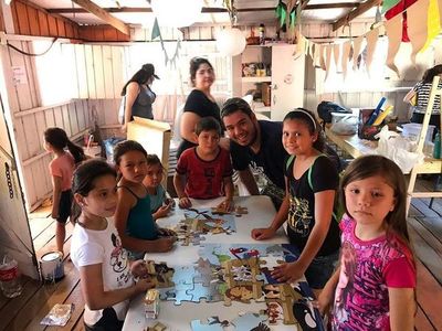 Una mano juvenil extiende su ayuda a la hundida educación escolar