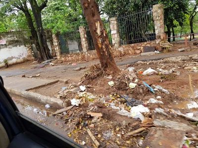 Basural frente al Parque Caballero