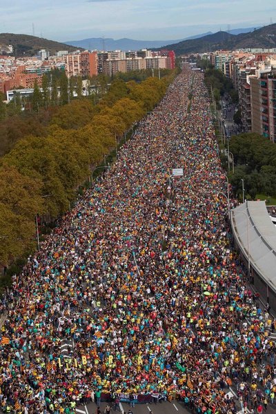 Barcelona: Independentistas se enfrentan con piedras y botellas a la Policía