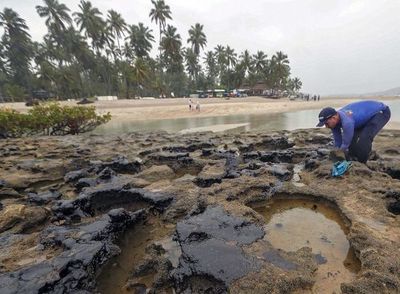 El petróleo mancha paradisíacas playas de Brasil