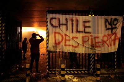 Santiago, bajo estado de emergencia tras un viernes de furia