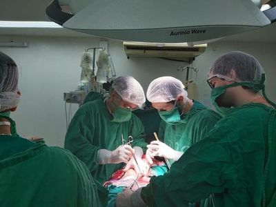 Gracias a un donante, una niña de 12 años recibió un trasplante renal en Clínicas