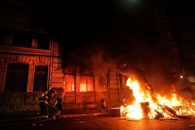 Manifestantes incendian edificio de diario más antiguo en circulación en Chile