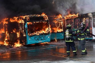 Tres muertos y toque de queda en tres regiones por graves disturbios en Chile