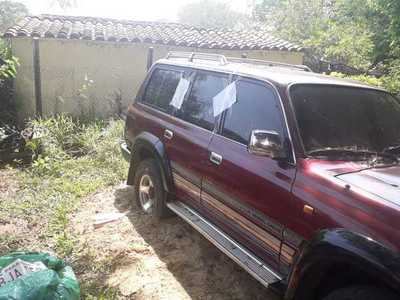 Incautaron dos camionetas y numerosas chapas en su interior que serían robadas