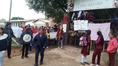 Apartan a docente y levantan toma de colegio en Itauguá