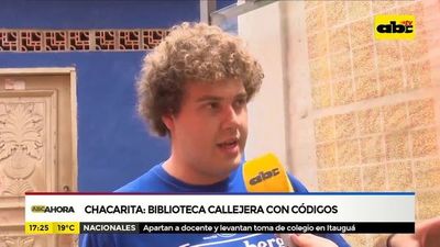Biblioteca callejera con códigos, en la Chacarita