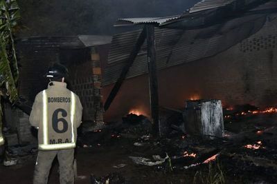 Una casa se incendió por completo en Mariano Roque Alonso