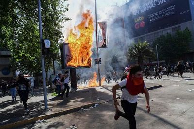 Piñera se reúne con líderes políticos en un intento de calmar las calles en Chile