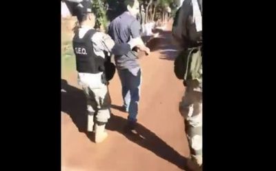 Aprehenden y esposan a un hombre por gritar “vendepatria” a Abdo