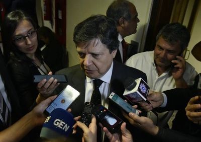 “Mi compromiso es hablar con todas las autoridades nacionales", dice Acevedo tras reunirse con diputados de HC