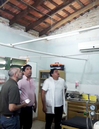 Piden retirar cielorraso de un Centro de Salud