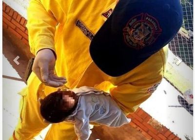 Bebé moribundo, volvió a reaccionar al ser bautizado por un bombero