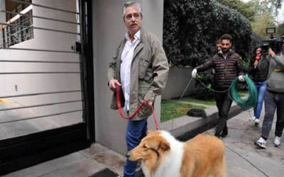 Alberto Fernández paseó a su perro antes de ir a votar